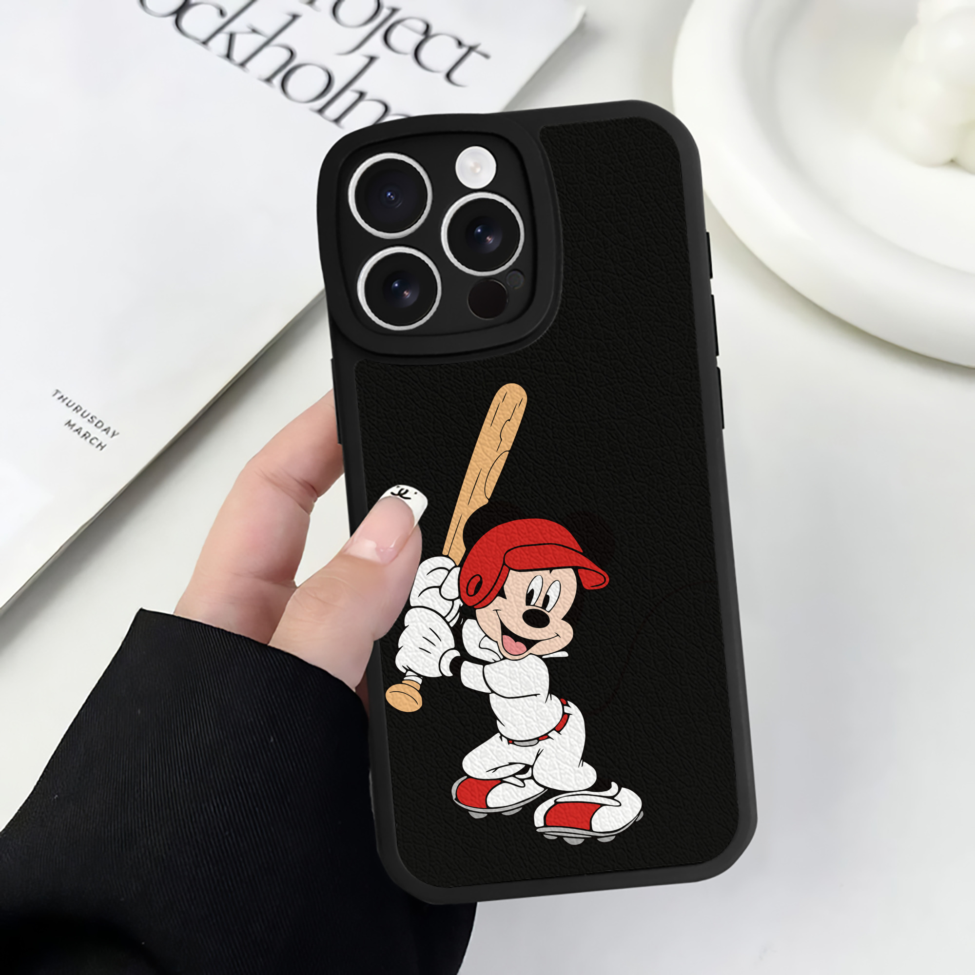 （画像用） ミッキーマウス Mickey Mouse 【iPhone 16シリーズ対応】シリコンスマホケース（レザー調） 材質：シリコン
